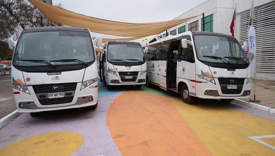Entregan al Municipio de La Cruz tres buses para traslado de estudiantes de distintos sectores de la comuna