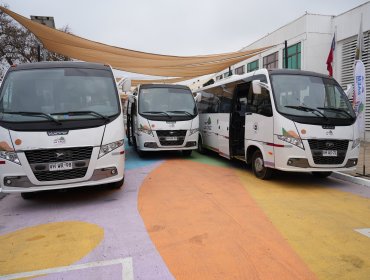 Entregan al Municipio de La Cruz tres buses para traslado de estudiantes de distintos sectores de la comuna