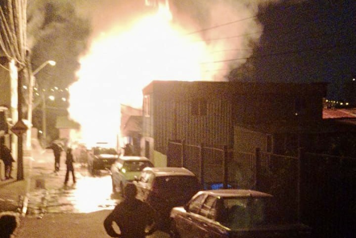 Incendio destruyó una vivienda y dos automóviles en el cerro Barón de Valparaíso