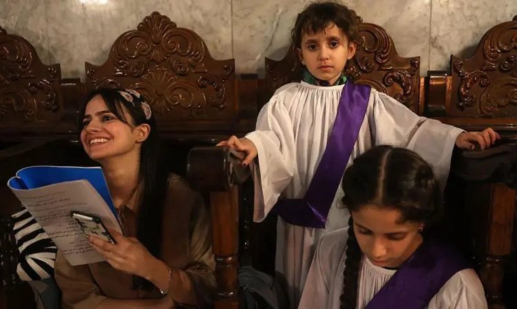 Cristianos se niegan a abandonar las iglesias de Gaza a pesar de los ataques y las órdenes de evacuación de Israel