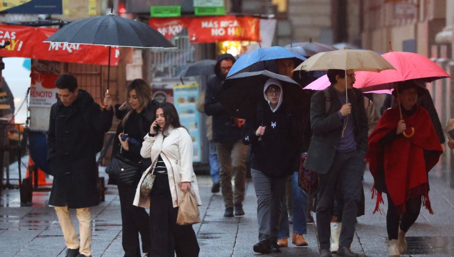 Nuevo sistema frontal traerá lloviznas, vientos y bajas temperaturas a Santiago y regiones del centro-sur desde este viernes