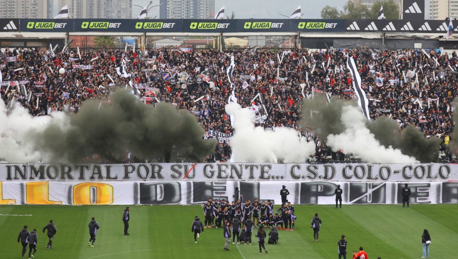 Cánticos contra la U e invasión a la cancha marcaron masivo "Arengazo" de Colo-Colo en la previa del Superclásico