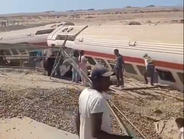 Tres fallecidos y 94 heridos por descarrilamiento de un tren en Egipto