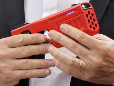 Gobernador Orrego respalda uso de pistola Taser en Carabineros y pide ampliar su aplicación