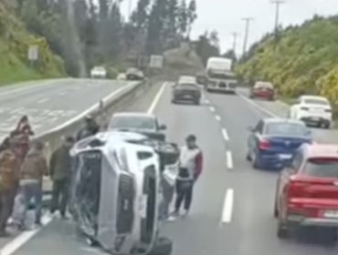 Accidente deja vehículo volcado en enlace Las Palmas en Viña del Mar