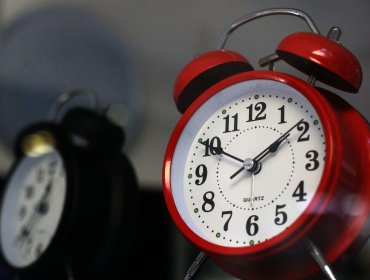 "Cambio de hora afecta nuestra salud": Expertos exigen al gobierno suspender la medida