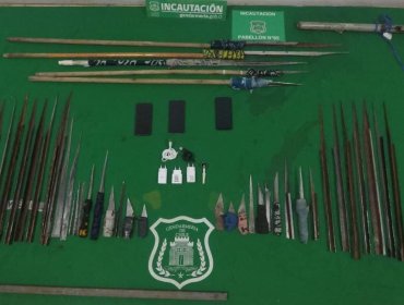 Incautan 73 armas blancas y más de 50 dosis de sustancias ilícitas en allanamientos simultáneos en tres cárceles de la V Región