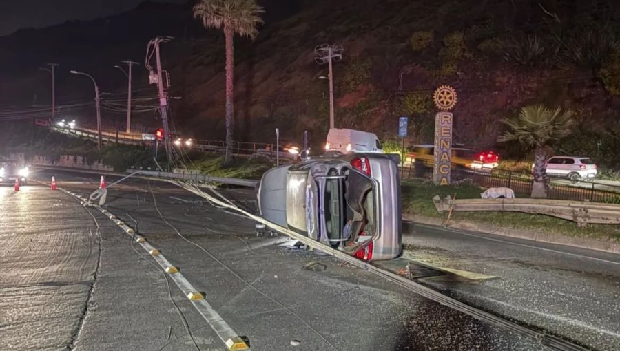 Vehículo vuelca y derriba un poste en la Av. Borgoño en el acceso a Jardín del Mar en Viña
