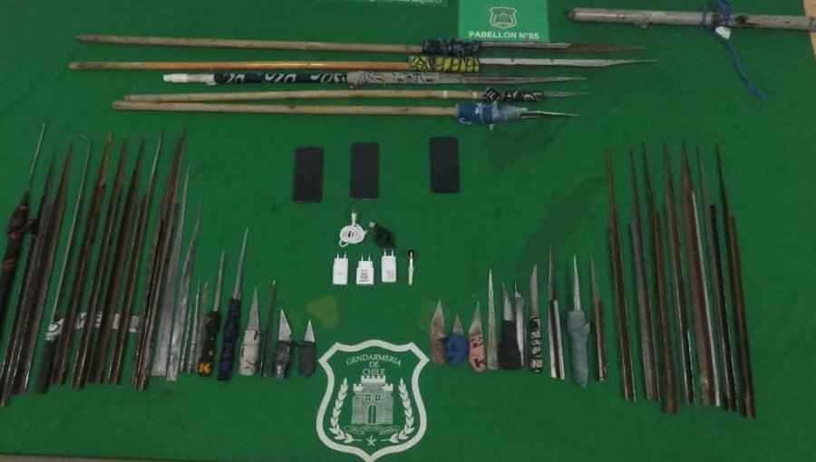 Incautan 73 armas blancas y más de 50 dosis de sustancias ilícitas en allanamientos simultáneos en tres cárceles de la V Región