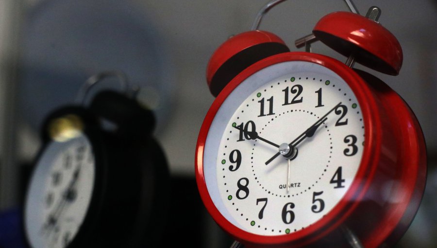 "Cambio de hora afecta nuestra salud": Expertos exigen al gobierno suspender la medida