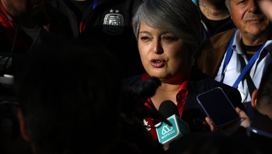 En medio de su gira, Jeannette Jara intenta poner orden en la coalición oficialista tras pugna por dichos de Carmona