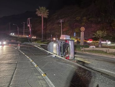 Vehículo vuelca y derriba un poste en la Av. Borgoño en el acceso a Jardín del Mar en Viña