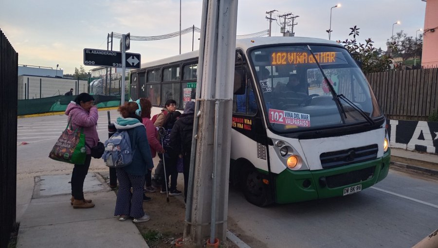 Caos y largas esperas en Quilpué y Villa Alemana tras inicio de operaciones en marcha blanca de empresas que reemplazaron a Fenur