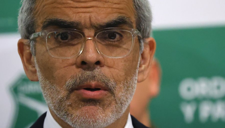 Diputados emplazan a ministro Cordero: Lo acusan de ausentarse a 8 sesiones por "tragedias en el fútbol"