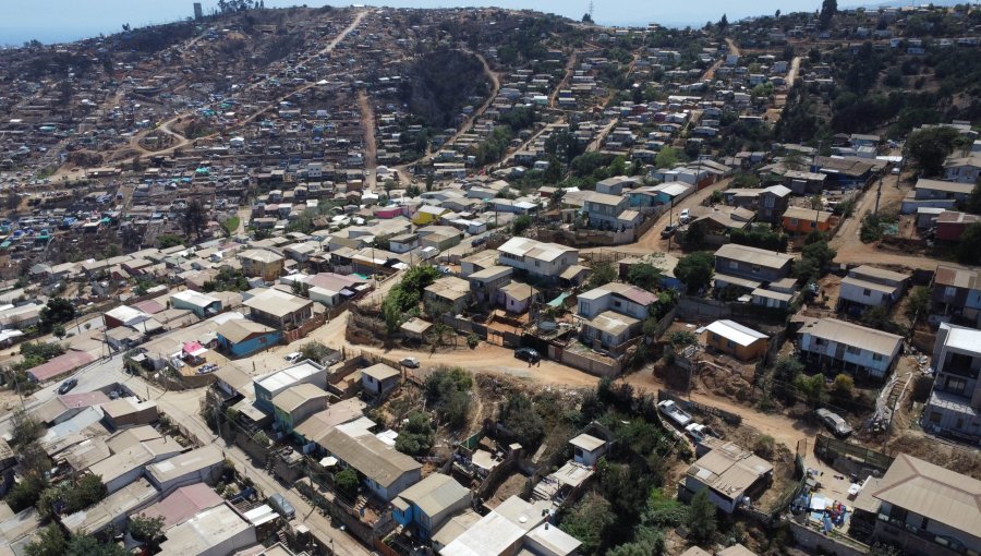 Plan de Emergencia Habitacional al debe: Techo-Chile advierte que sólo cumple el 30% de su meta en campamentos de la V Región