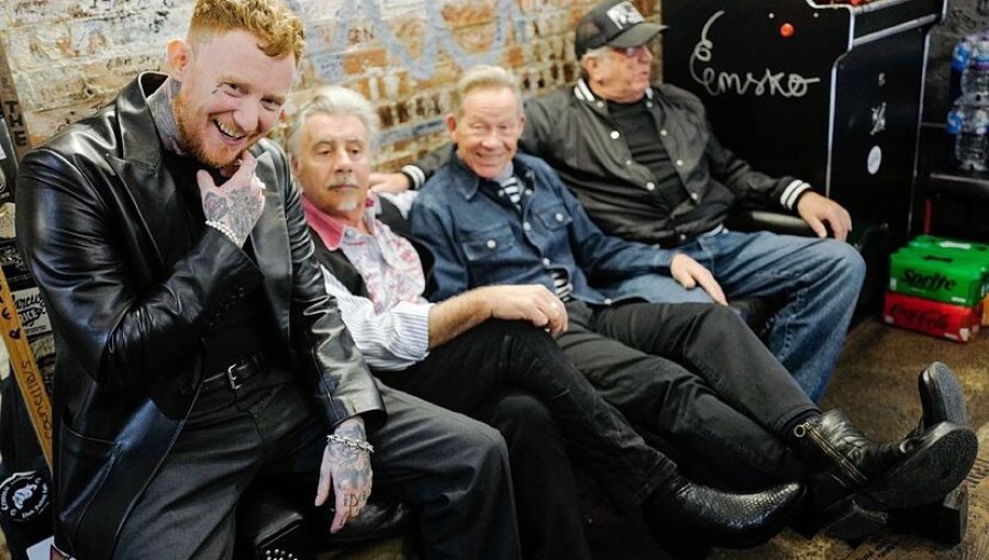 Sex Pistols cancela su gira por Latinoamérica tras accidente de su guitarrista, Steve Jones: show en Santiago queda suspendido