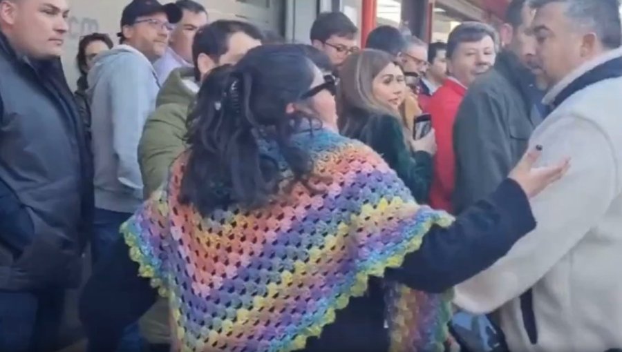 Detienen a mujer que insultó e intentó agredir a José Antonio Kast en Curicó: lanzó al suelo un celular
