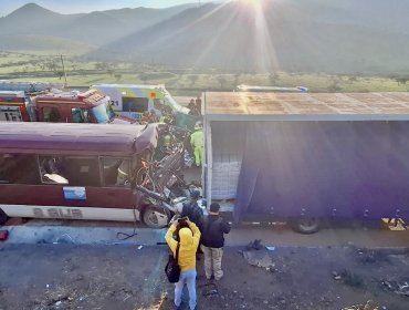 Choque de bus escolar con camión deja 21 lesionados en ruta 5 Norte de Llay Llay