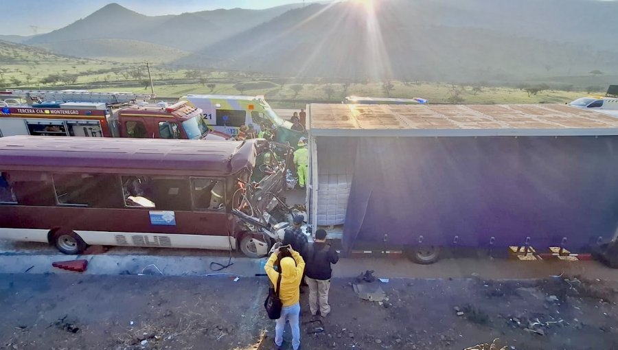 Choque de bus escolar con camión deja 21 lesionados en ruta 5 Norte de Llay Llay