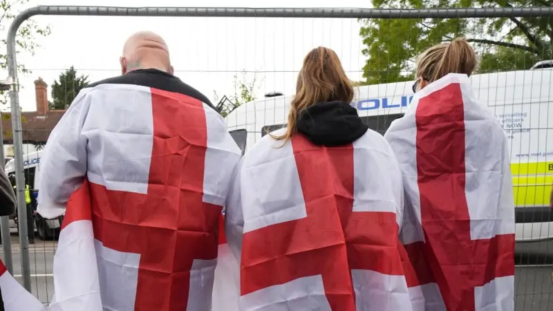 Por qué se está usando la bandera de Inglaterra como un símbolo contra la inmigración en Reino Unido