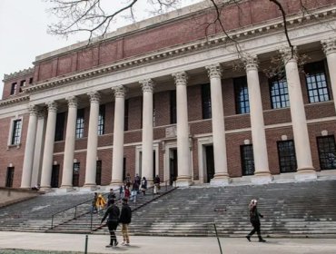 Jueza anula millonarios recortes de fondos del gobierno de Trump a la Universidad de Harvard