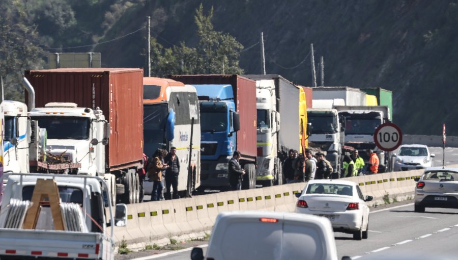 Choque de camiones colapsa Ruta 68 en Lo Prado en dirección hacia Santiago: túnel se encuentra completamente cerrado
