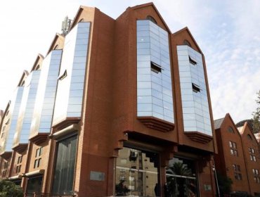 Miembro del Directorio de Canal 13 renunció tras denuncia que lo vinculó a bots contra Jeannette Jara y Evelyn Matthei