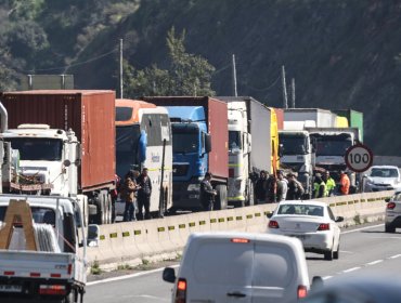 Choque de camiones colapsa Ruta 68 en Lo Prado en dirección hacia Santiago: túnel se encuentra completamente cerrado