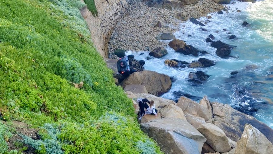 Milagro en la Roca Oceánica de Concón: pareja sobrevive al desbarrancamiento de su automóvil en el camino costero