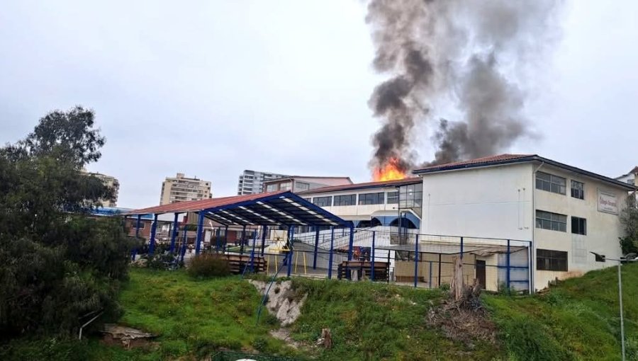 Ocho damnificados dejó incendio que consumió dos viviendas en la parte alta de Viña del Mar