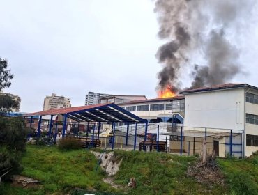Tres viviendas consume incendio estructural declarado a metros de la Clínica Reñaca