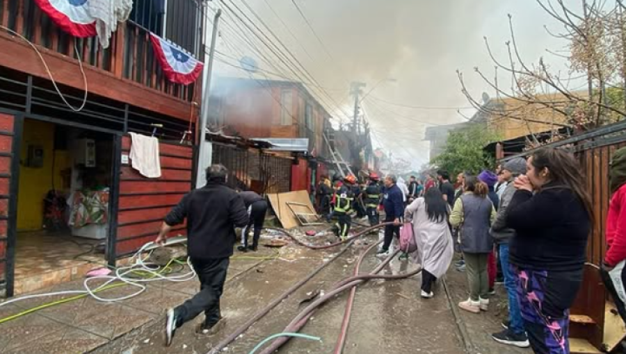 Incendio en La Pintana destruye cinco casas y deja una víctima fatal