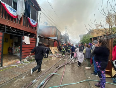 Incendio en La Pintana destruye cinco casas y deja una víctima fatal