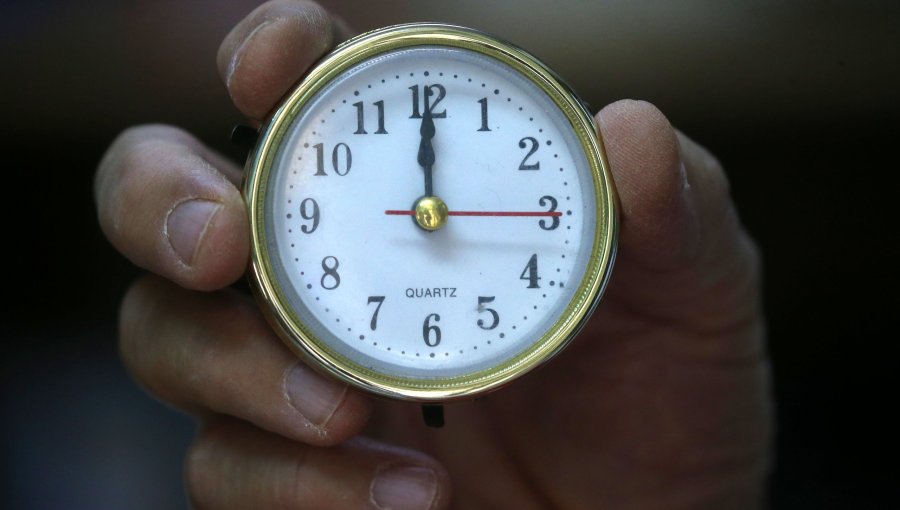 Rutinas, luz natural y comidas: Claves para disminuir impacto del cambio de hora