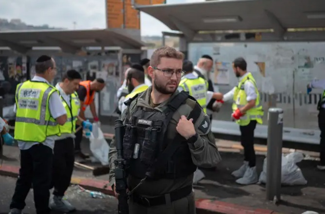 Suben a seis los fellecidos por ataque a balazos a un bus en Jerusalén: Hamás celebra "heroica operación"