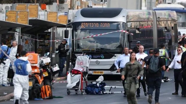 Israel amenaza con "consecuencias extremadamente graves" por ataque terrorista a bus que dejó a seis fallecidos