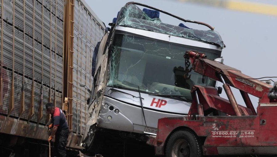 Al menos ocho fallecidos y 45 heridos deja choque de tren y un bus de dos pisos en México