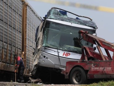 Al menos ocho fallecidos y 45 heridos deja choque de tren y un bus de dos pisos en México