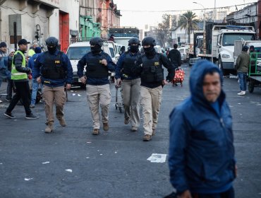 Despliegue masivo de Carabineros y PDI en la Vega Central busca a prófugos y migrantes irregulares