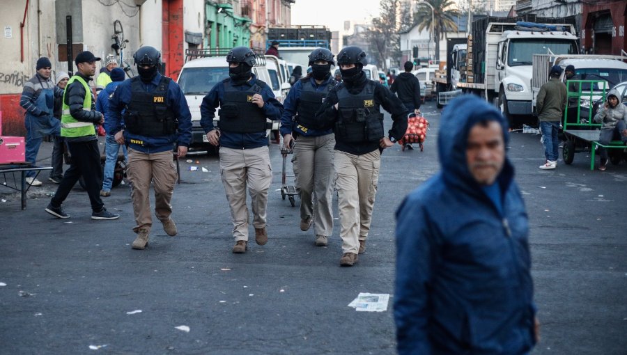 Despliegue masivo de Carabineros y PDI en la Vega Central busca a prófugos y migrantes irregulares