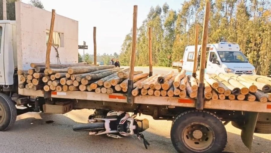 Tragedia carretera en El Tabo: dos fallecidos deja violenta colisión entre un camión y una moto