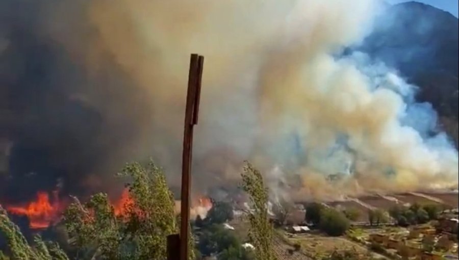 Declaran Alerta Roja para la comuna de Paihuano por incendio forestal cercano a sectores poblados