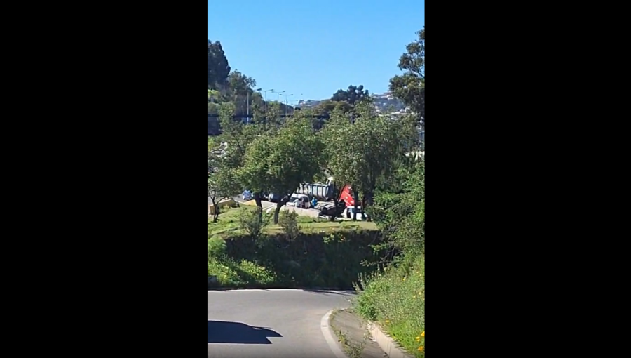 Un automóvil volcó en el sector del enlace El Trébol en el Camino Internacional en Viña del Mar