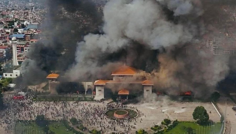 Caos en Nepal: Primer Ministro renuncia tras incesantes protestas que dejan una veintena de fallecidos y más de 300 heridos