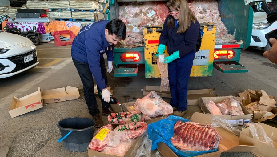 Autoridades incautan 15 toneladas de carne en mal estado y clausuran frigorífico clandestino en Recoleta