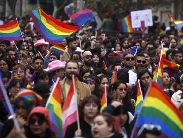 Pareja de Valparaíso se convirtió en el primer matrimonio homoparental en adoptar legalmente a un niño