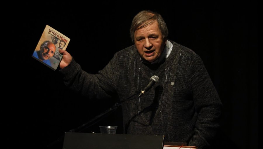 Exfrentista vinculado a Carrizal Bajo presentó libro del "comandante Ramiro" en polémico acto en el Parque Cultural de Valparaíso