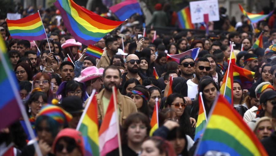 Pareja de Valparaíso se convirtió en el primer matrimonio homoparental en adoptar legalmente a un niño