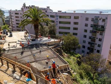 Un 45% de avance presentan los trabajos de construcción de la plaza Los Inmigrantes en el cerro Concepción de Valparaíso