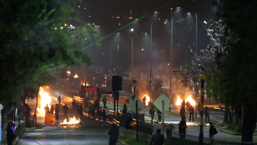 Barricadas, ataques con molotov y armas de fuego se registran en la región Metropolitana en conmemoración del golpe de Estado